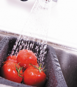 Strumień spray jest idealny do mycia delikatnych owoców i warzyw 